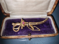 Zlatna igla 18 kt s rubinima – ručni rad