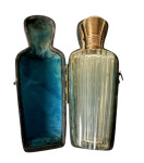 Zlatna parfemska bočica