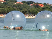 Prodajem vodenu loptu