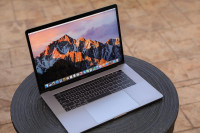 Apple MacBook Pro Touch Bar 2.9 Quad Core i7 15", 1TB SSD + poklon
