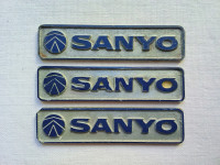 Metalne pločice sa znakom Sanyo, 72x17.5 mm, 5 € ili uvjetno poklanjam