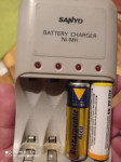 PUNJAČ za baterije-A4-punjive-PANASONIC