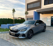 BMW 550e xDrive M SPORT PRO** B&W** ICONIC GLOW** VENTILACIJA** 2025**