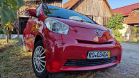 Toyota iQ 1,0 VVT-i  CRVENI MALI GRADSKI AUTO I TO TOYOTA