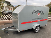 laka prikolica, zatvorena