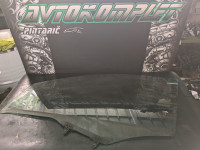 Renault Kadjar 2017 sprednje lijevo staklo