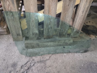 STAKLO VRATA  DESNO AUDI A4 B5 REDIZAJN  LIMUZINA