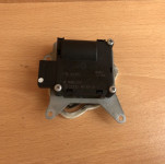 0132801323 - POGON ZAKLOPCA VENTILA GRIJAČA MOTOR AUDI A8 D3