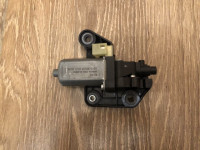 serija 7 F01 F02 motorček roloja zadaj desno desni 9178670 senčnika