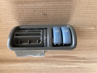 TWINGO 1 lijevi otvor za zrak + prekidači RENAULT 8200184063 gumb