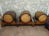 Drvene bačve na stalku