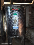 Prodajem Inox bačve za vino od 100,200 i 250 lit. Cijena 400 eura ukup