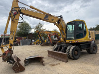 Bager na kotačima Komatsu PW130