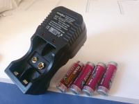 Punjač + 4 accu baterije 2700 mAh