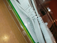 Punjač baterija neraspakirani.