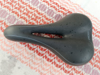 BBB sic sa prorezom u sredini,odlicno stanje,lagan,udoban,atraktivan