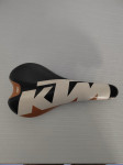 KTM sjedalo