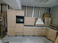 Drvena kuhinja sa aparatima u kompletu