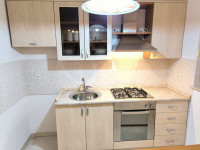 Kuhinja 250 cm sa šankom i uređajima