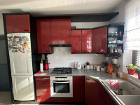 Kuhinja sa elementima i kućanskim aparatima