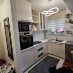 Kuhinja visoki sjaj L sa uključenim aparatima