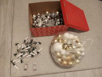 Božićni ukrasi u kompletu (kuglice, lampice, kutija, razno)