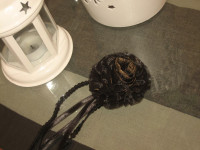 BROŠ CRNO - ZLATNI - NOVO