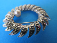 BROŠ - SREBRO – BISER – CIRKONI