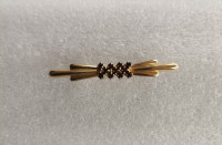 Pozlaćeni broš s poludragim kamenom granatom