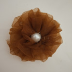 SMEĐI BROŠ CVIJET S BISEROM - NOVO