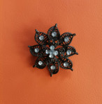 Broš u obliku cvijeta