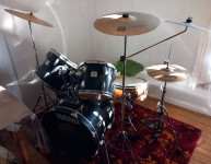 Komplet bubnjeva Sonor/Yamaha sa činelama