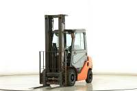 Toyota 02-8FDF25 dizelski viličar – 2500 kg, triplex, vanjski rad