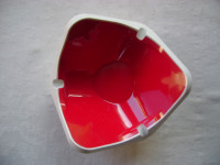Crveno-bijela dizajnerska pepeljara