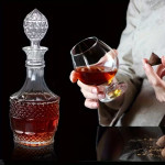 Elegantni dekanter od brušenog stakla s hermetičkim čepom