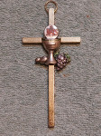 Križ sa kaležom, zlatne boje-metal. 10 x 5 cm. Mob
