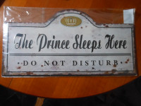 Metalni natpis na vratima "Princ spava ovdje"