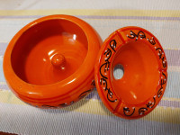 Narančasta keramička pepeljara s ukrasom 12*7cm.