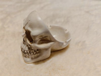 Pepeljare s temom lubanje ili zmije