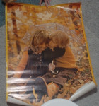 veliki poster iz osamdesetih jesenska šuma djevojčica dječak kišobran