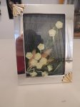 Slika sa umjetnim cviječem (okvir inoks) 19x14cm--samostoječa