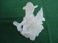 Staklena figura - Dva delfina, mutno bijelo staklo