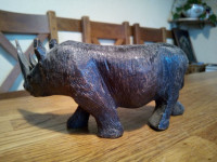 Stara drvena figura nosoroga