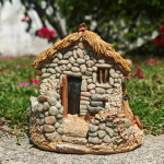 Starinski kip kuće od smole rezbaren u kamenu