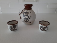 Ukrasni vrč i čaše s japanskim motivima