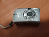Canon IXUS 750 + baterija + punjač + memorijska kartica 1 GB + futrola