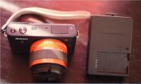 Nikon J1 sa crvenim objektivom NIKKOR VR 10-30mm