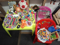 LOT pisaćeg pribora, igračaka i plastični stol i stolice za djecu