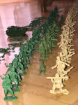 87 plastičnih figura različitih vojski iz WW2 u 3 boje +tenk +oklopno