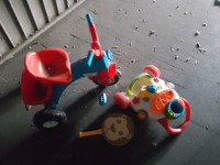 Dječji plastični trocikl i 2 gratis igračke